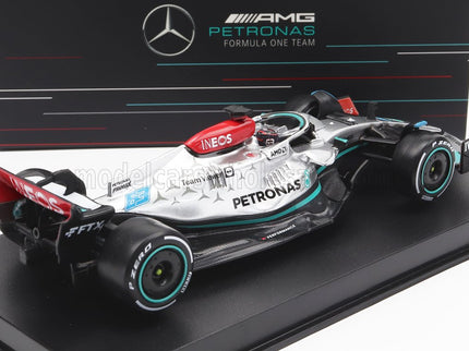 MERCEDES GP | F1 W13E TEAM MERCEDES-AMG PETRONAS F1 N 63 SEASON 2022 GEORGE RUSSELL - WITH HELMET AND PLASTIC SHOWCASE | SILVER GREEN