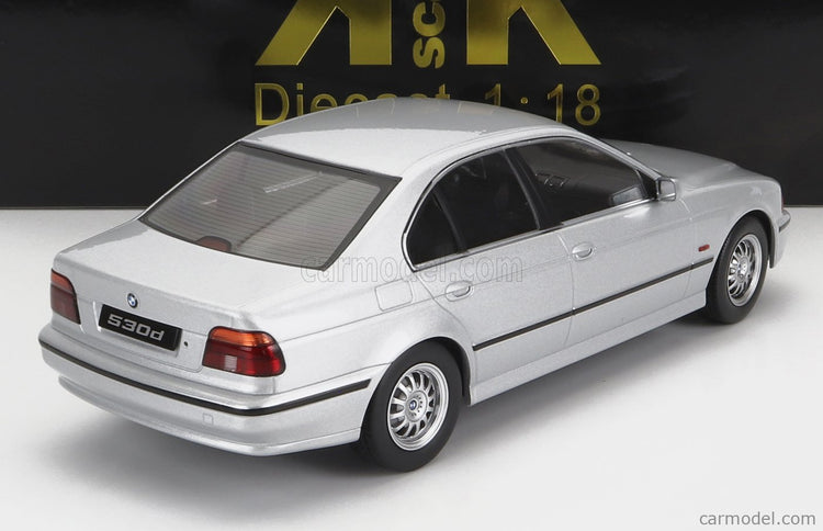 BMW 5-SERIES 530d (E39) Sedan 1995 1:18 KK Scale strieborná