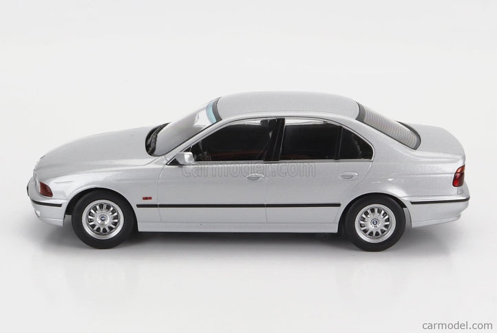 BMW 5-SERIES 530d (E39) Sedan 1995 1:18 KK Scale strieborná