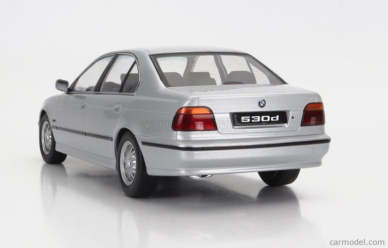 BMW 5-SERIES 530d (E39) Sedan 1995 1:18 KK Scale strieborná