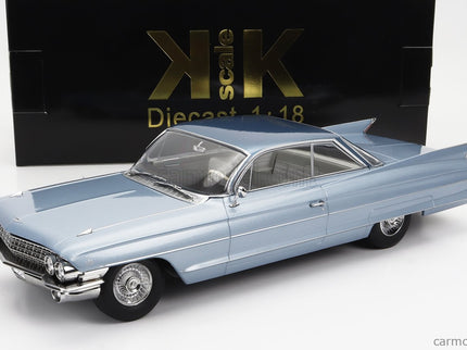 Cadillac Series 62 Coupe Deville 1961 1:18 KK Scale svetlomodrá metalická
