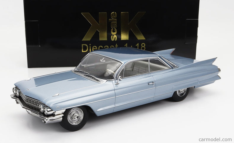 Cadillac Series 62 Coupe Deville 1961 1:18 KK Scale svetlomodrá metalická