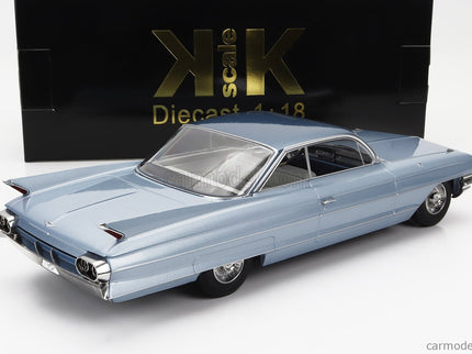 Cadillac Series 62 Coupe Deville 1961 1:18 KK Scale svetlomodrá metalická
