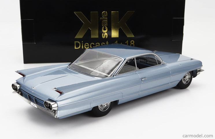 Cadillac Series 62 Coupe Deville 1961 1:18 KK Scale svetlomodrá metalická