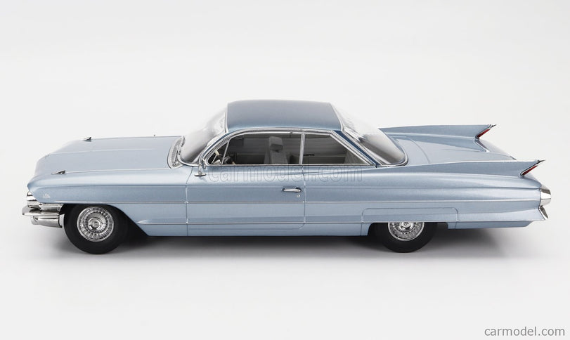 Cadillac Series 62 Coupe Deville 1961 1:18 KK Scale svetlomodrá metalická