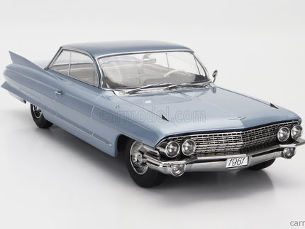 Cadillac Series 62 Coupe Deville 1961 1:18 KK Scale svetlomodrá metalická