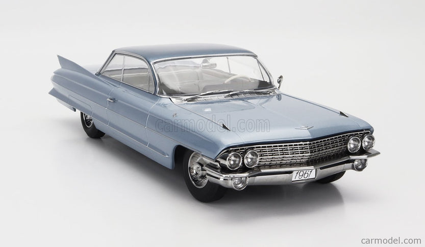 Cadillac Series 62 Coupe Deville 1961 1:18 KK Scale svetlomodrá metalická