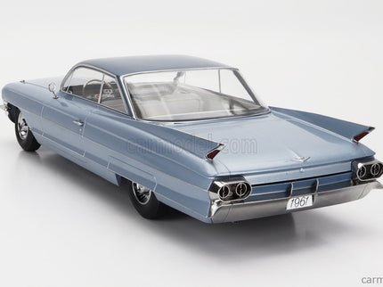 Cadillac Series 62 Coupe Deville 1961 1:18 KK Scale svetlomodrá metalická