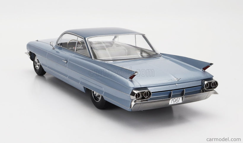 Cadillac Series 62 Coupe Deville 1961 1:18 KK Scale svetlomodrá metalická