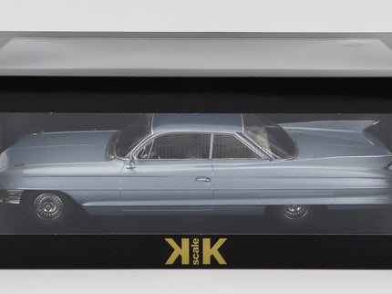 Cadillac Series 62 Coupe Deville 1961 1:18 KK Scale svetlomodrá metalická