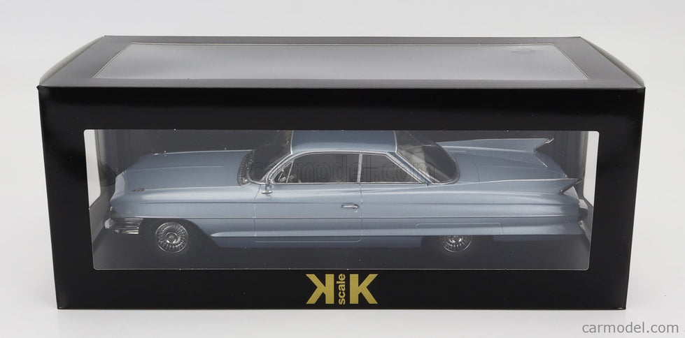 Cadillac Series 62 Coupe Deville 1961 1:18 KK Scale svetlomodrá metalická