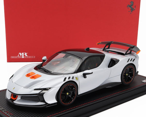 FERRARI | SF90 XX STRADALE 2024 - CON VETRINA - WITH SHOWCASE | BIANCO ARTICO - WHITE MET ORANGE BLACK
