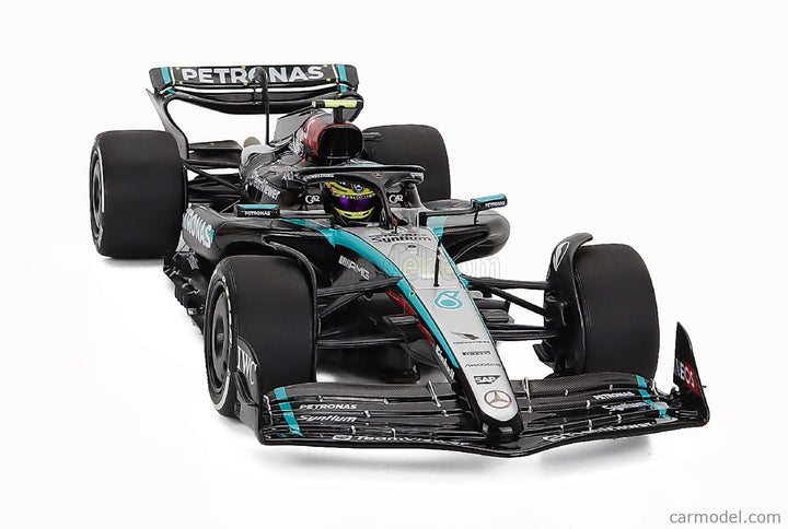 Mercedes Benz F1 W15 EQ Performance Team AMG Petronas Motorsport N°44 4. Miesto Austrian GP 2024 Lewis Hamilton 1:18 Minichamps čierna strieborná zelená