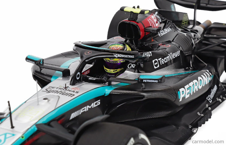 Mercedes Benz F1 W15 EQ Performance Team AMG Petronas Motorsport N°44 4. Miesto Austrian GP 2024 Lewis Hamilton 1:18 Minichamps čierna strieborná zelená