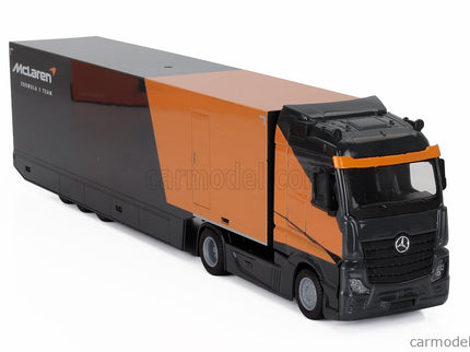 Mercedes Benz Actros 2 Gigaspace Nákladiak Car Transporter With F1 Mclaren MCL38 Team Mclaren N°4 Sezóna 2024 Lando Norris 1:43 Bburago čierna oranžová