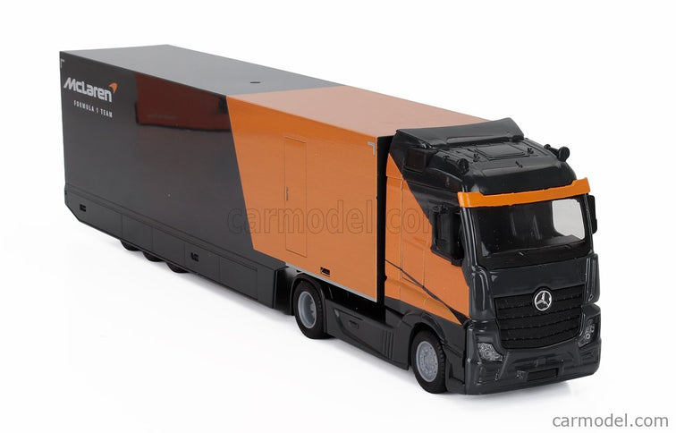 Mercedes Benz Actros 2 Gigaspace Nákladiak Car Transporter With F1 Mclaren MCL38 Team Mclaren N°4 Sezóna 2024 Lando Norris 1:43 Bburago čierna oranžová