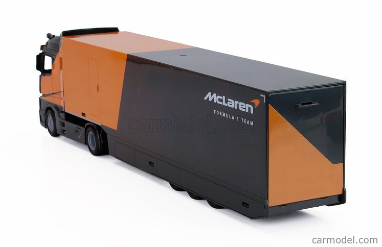 Mercedes Benz Actros 2 Gigaspace Nákladiak Car Transporter With F1 Mclaren MCL38 Team Mclaren N°4 Sezóna 2024 Lando Norris 1:43 Bburago čierna oranžová