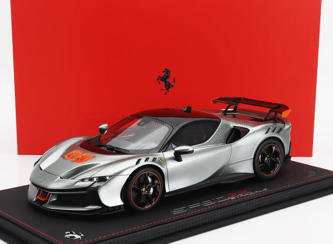 FERRARI | SF90 XX STRADALE 2024 - CON VETRINA - WITH SHOWCASE | GRIGIO COMPETIZIONE - GREY MET ORANGE