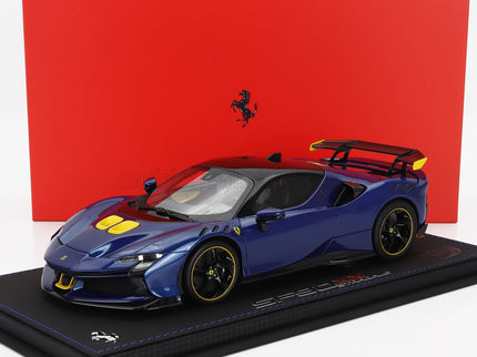 FERRARI | SF90 XX STRADALE 2024 - CON VETRINA - WITH SHOWCASE | BLU TOUR DE FRANCE - BLUE MET YELLOW BLACK