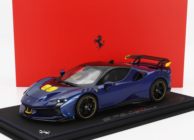 FERRARI | SF90 XX STRADALE 2024 - CON VETRINA - WITH SHOWCASE | BLU TOUR DE FRANCE - BLUE MET YELLOW BLACK