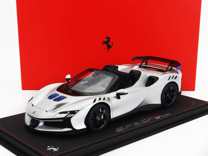 FERRARI | SF90 XX STRADALE SPIDER 2024 - CON VETRINA - WITH SHOWCASE | ARGENTO NURBURGRING - SILVER BLUE BLACK