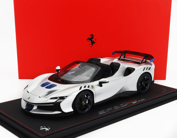 FERRARI | SF90 XX STRADALE SPIDER 2024 - CON VETRINA - WITH SHOWCASE | ARGENTO NURBURGRING - SILVER BLUE BLACK