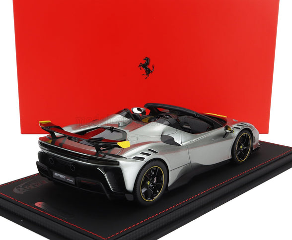 FERRARI | SF90 XX STRADALE SPIDER 2024 - CON VETRINA - WITH SHOWCASE | GRIGIO COMPETIZIONE - GREY YELLOW BLACK