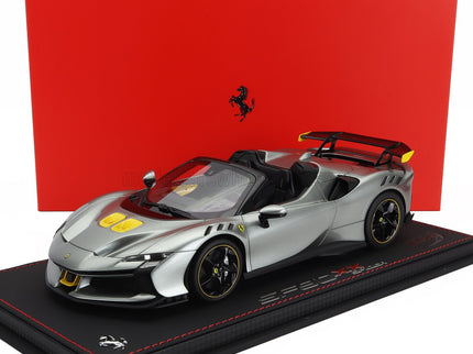 FERRARI | SF90 XX STRADALE SPIDER 2024 - CON VETRINA - WITH SHOWCASE | GRIGIO COMPETIZIONE - GREY YELLOW BLACK