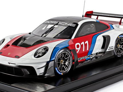 PORSCHE | 911 992 GT3 R N 911 RACING COUPE 2023 - CON VETRINA - WITH SHOWCASE | WHITE BLUE RED