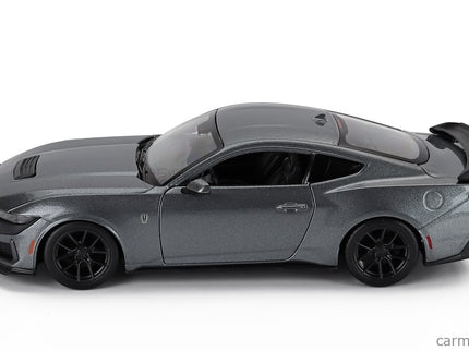 Ford Mustang Dark Horse Coupe 2024 1:24 Maisto sivá