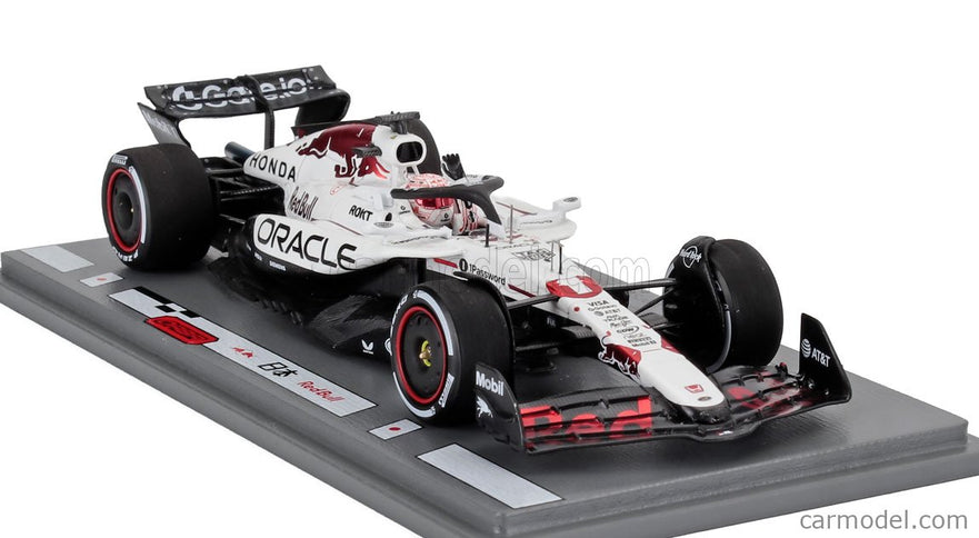 Red Bull F1 RB21 Team Oracle Red Bull Racing N°1 Víťaz Japan GP 2025 With Pit Board Super Max! Wins Max Verstappen 1:43 Spark Model biela červená