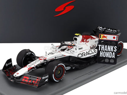 Red Bull F1 RB21 Team Oracle Red Bull Racing N°22 Japan GP 2025 With Pit Board Thanks Honda Yuki Tsunoda 1:18 Spark Model biela červená