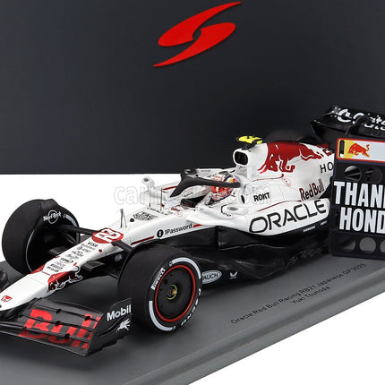 Red Bull F1 RB21 Team Oracle Red Bull Racing N°22 Japan GP 2025 With Pit Board Thanks Honda Yuki Tsunoda 1:18 Spark Model biela červená