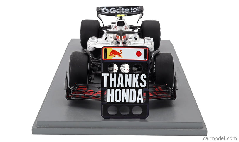 Red Bull F1 RB21 Team Oracle Red Bull Racing N°22 Japan GP 2025 With Pit Board Thanks Honda Yuki Tsunoda 1:18 Spark Model biela červená
