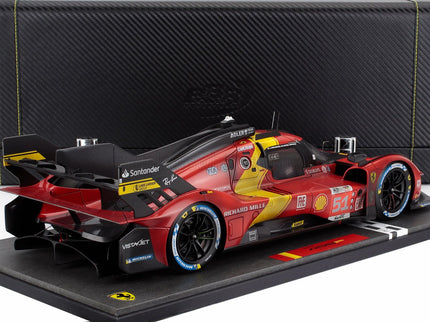 FERRARI | 499P 3.0L TURBO V6 TEAM FERRARI AF CORSE N 51 WINNER 24h LE MANS (DIRTY VERSION - AFTER RACE) 2023 ALESSANDRO PIER GUIDI - JAMES CALADO - ANTONIO GIOVINAZZI - CON VETRINA - WITH SHOWCASE - COFFRET BOX | RED YELLOW BLACK