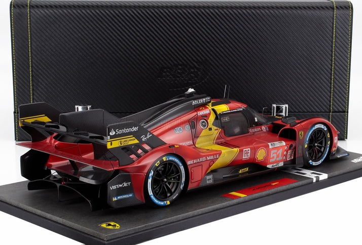 FERRARI | 499P 3.0L TURBO V6 TEAM FERRARI AF CORSE N 51 WINNER 24h LE MANS (DIRTY VERSION - AFTER RACE) 2023 ALESSANDRO PIER GUIDI - JAMES CALADO - ANTONIO GIOVINAZZI - CON VETRINA - WITH SHOWCASE - COFFRET BOX | RED YELLOW BLACK