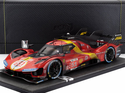 FERRARI | 499P 3.0L TURBO V6 TEAM FERRARI AF CORSE N 51 WINNER 24h LE MANS (DIRTY VERSION - AFTER RACE) 2023 ALESSANDRO PIER GUIDI - JAMES CALADO - ANTONIO GIOVINAZZI - CON VETRINA - WITH SHOWCASE - COFFRET BOX | RED YELLOW BLACK