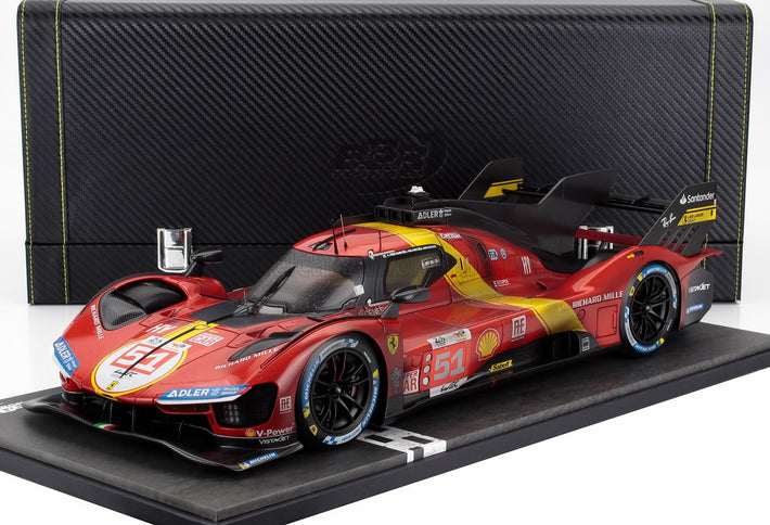 FERRARI | 499P 3.0L TURBO V6 TEAM FERRARI AF CORSE N 51 WINNER 24h LE MANS (DIRTY VERSION - AFTER RACE) 2023 ALESSANDRO PIER GUIDI - JAMES CALADO - ANTONIO GIOVINAZZI - CON VETRINA - WITH SHOWCASE - COFFRET BOX | RED YELLOW BLACK