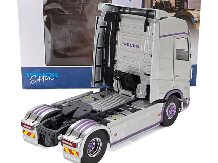 Volvo FH16 750 Globetrotter XL Ťahač 2-ASSI 2021 1:24 Solido strieborná fialová