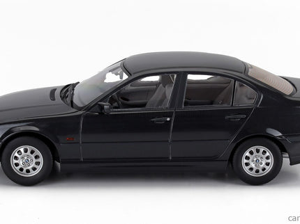 BMW 3-SERIES (E46) 1999 1:18 KK Scale čierna metalická