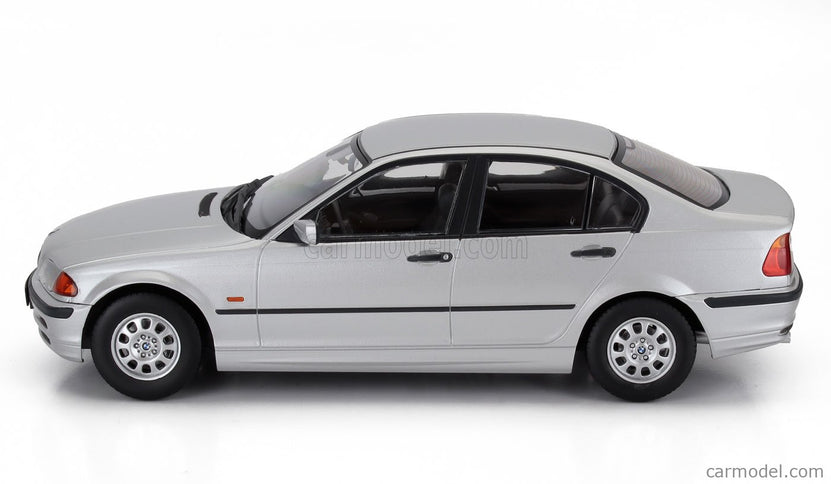 BMW 3-SERIES (E46) 1999 1:18 KK Scale strieborná