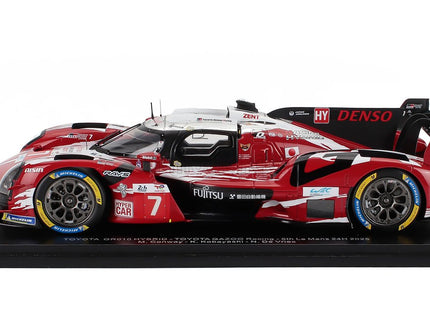 Toyota GR010 3.5L V6 Team Gazoo Racing N°7 5. Miesto 24h Le Mans 2025 Mike Conway - Kamui Kobayashi - Nyck De Vries 1:18 Spark Model červená biela čierna