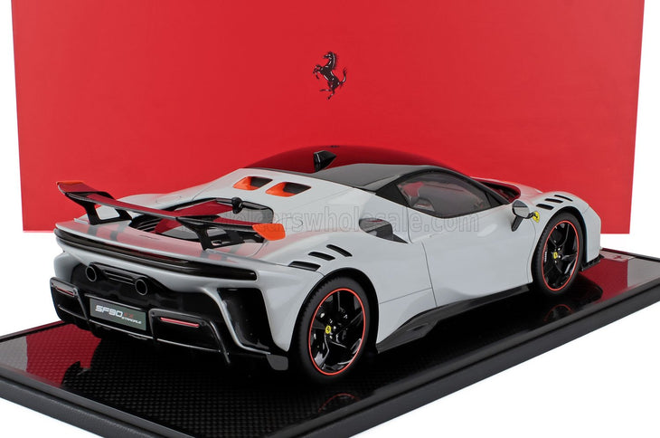 FERRARI | SF90 XX STRADALE 2024 - CON VETRINA - WITH SHOWCASE | BIANCO ARTICO - WHITE MET ORANGE BLACK