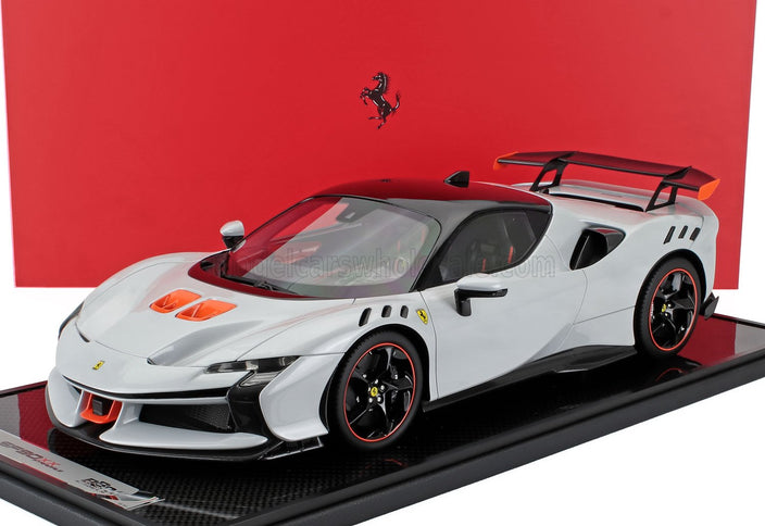 FERRARI | SF90 XX STRADALE 2024 - CON VETRINA - WITH SHOWCASE | BIANCO ARTICO - WHITE MET ORANGE BLACK