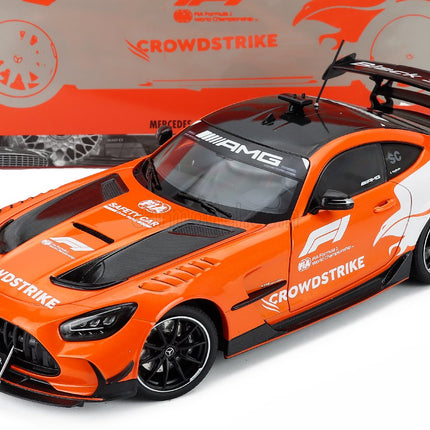 Mercedes Benz AMG GT V8 Black Series F1 Safety Car Crowdstrike British Silverstone GP 2025 Bernd Maylander 1:18 Minichamps oranžová biela čierna