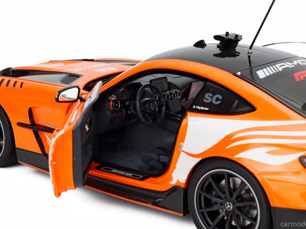 Mercedes Benz AMG GT V8 Black Series F1 Safety Car Crowdstrike British Silverstone GP 2025 Bernd Maylander 1:18 Minichamps oranžová biela čierna