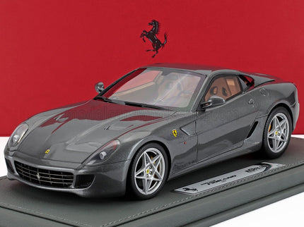 FERRARI | 599 GTB FIORANO 2006 - MANUAL GEAR BOX - CAMBIO MANUALE - CON VETRINA - WITH SHOWCASE | GRIGIO SILVERSTONE - GREY MET