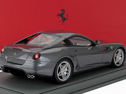 FERRARI | 599 GTB FIORANO 2006 - MANUAL GEAR BOX - CAMBIO MANUALE - CON VETRINA - WITH SHOWCASE | GRIGIO SILVERSTONE - GREY MET