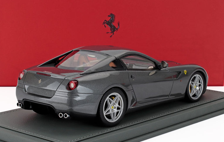 FERRARI | 599 GTB FIORANO 2006 - MANUAL GEAR BOX - CAMBIO MANUALE - CON VETRINA - WITH SHOWCASE | GRIGIO SILVERSTONE - GREY MET