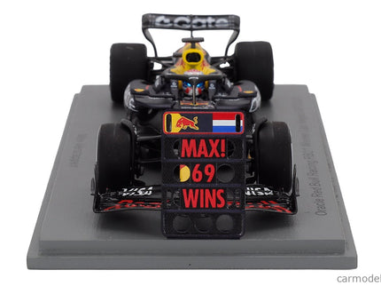 Red Bull F1 RB21 Team Oracle Red Bull Racing N°1 Víťaz Las Vegas USA GP With Pit Board 2025 Max Verstappen 1:43 Spark Model modrá žltá červená
